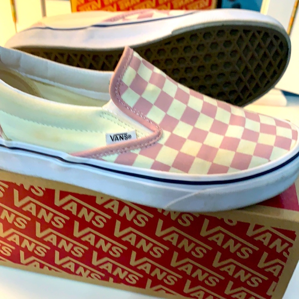 7.5 Woman’s VANS- slip on pink & white checkered